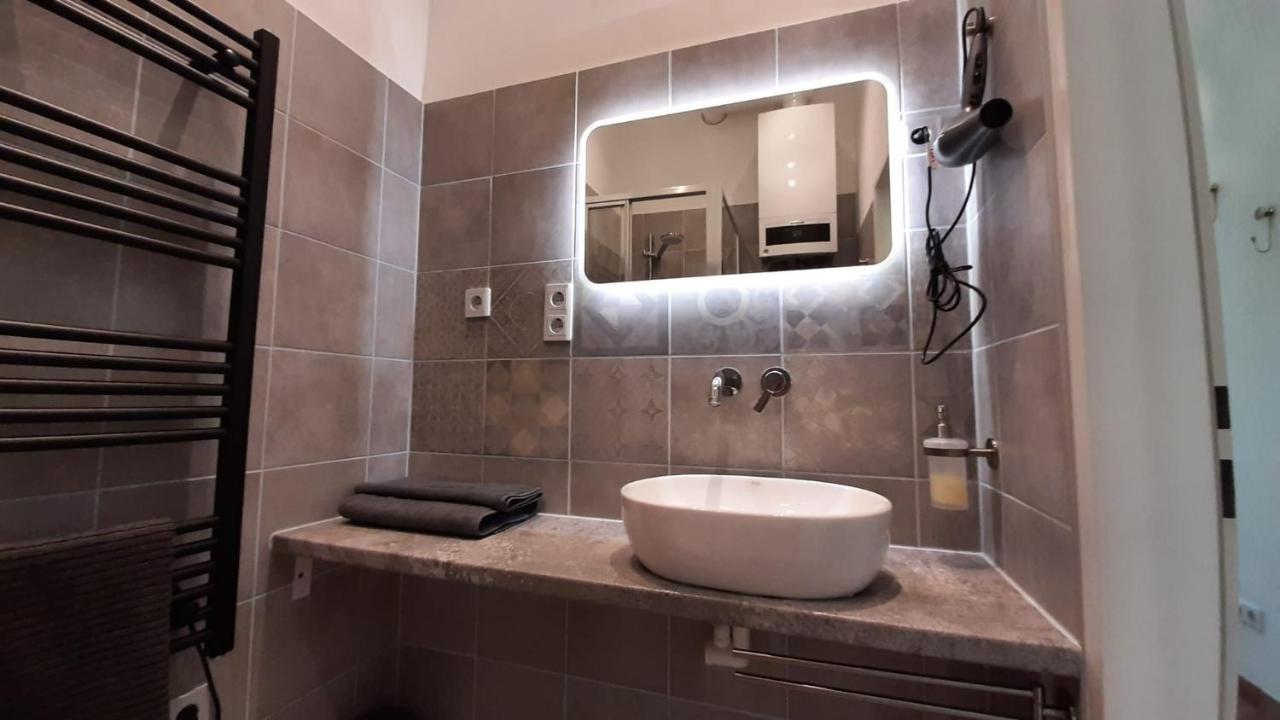 Pia'S Gardenview Apartment Виена Екстериор снимка